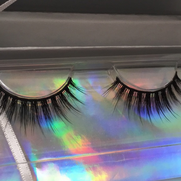 PUR lashes in Diva - Picture 3 of 8